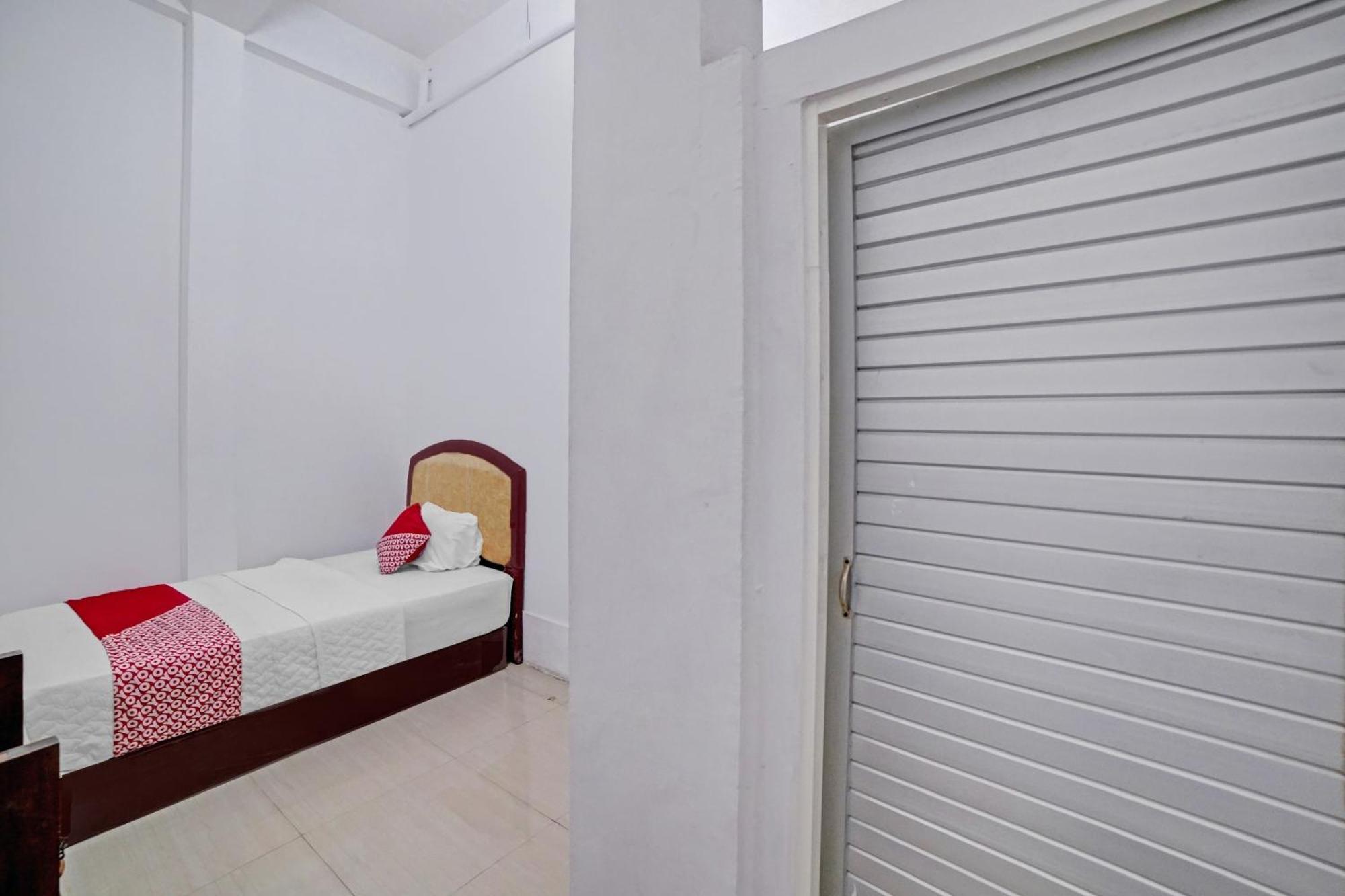 Oyo 90387 Sepakat Guest House Medan Exterior foto