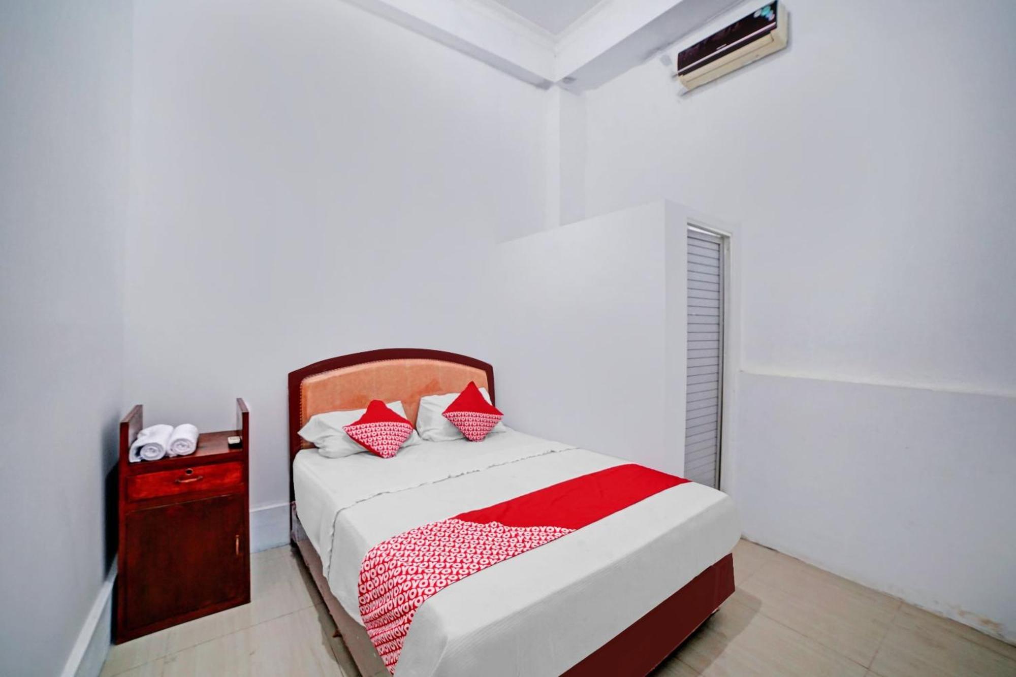 Oyo 90387 Sepakat Guest House Medan Exterior foto