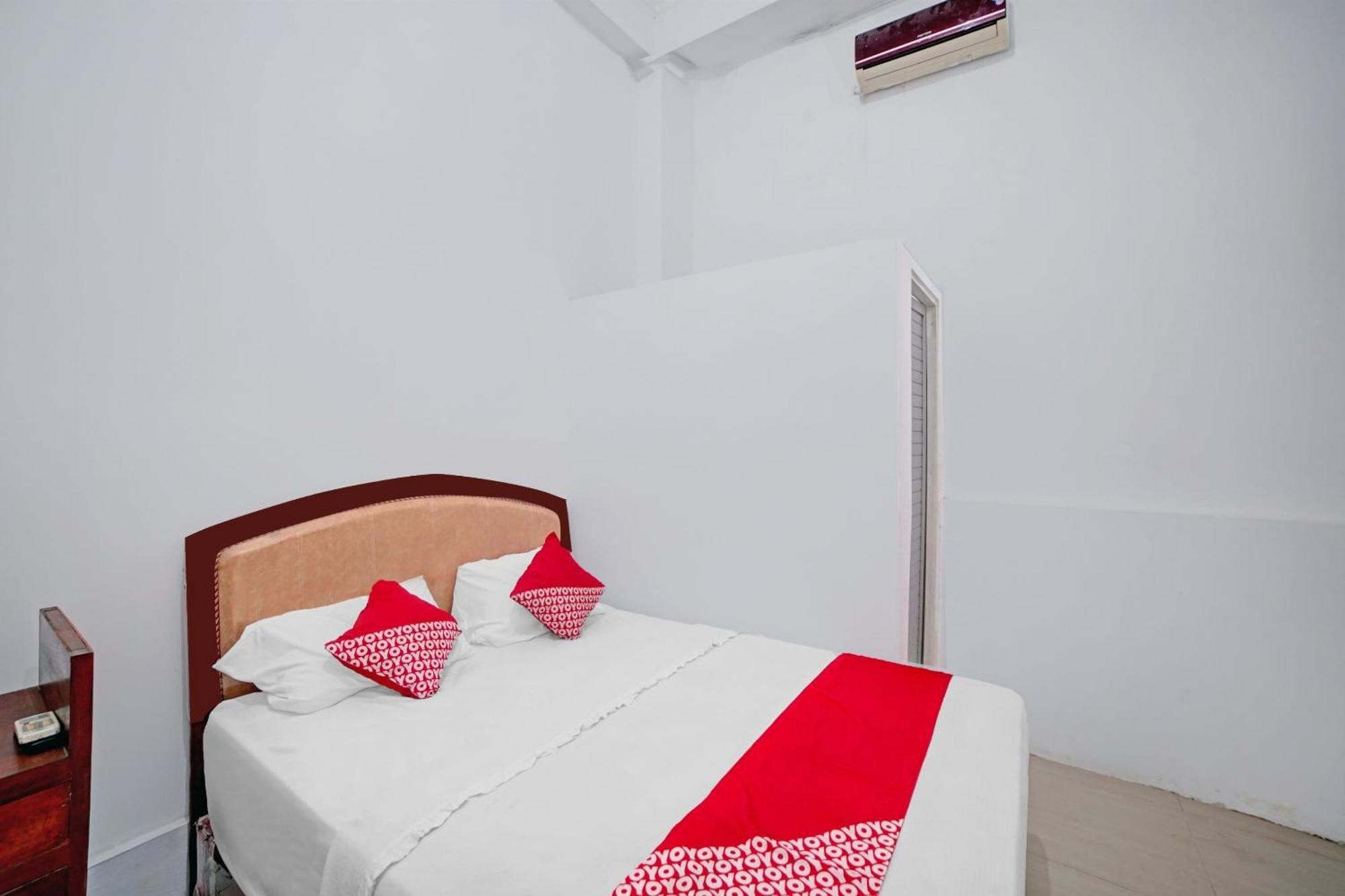 Oyo 90387 Sepakat Guest House Medan Exterior foto