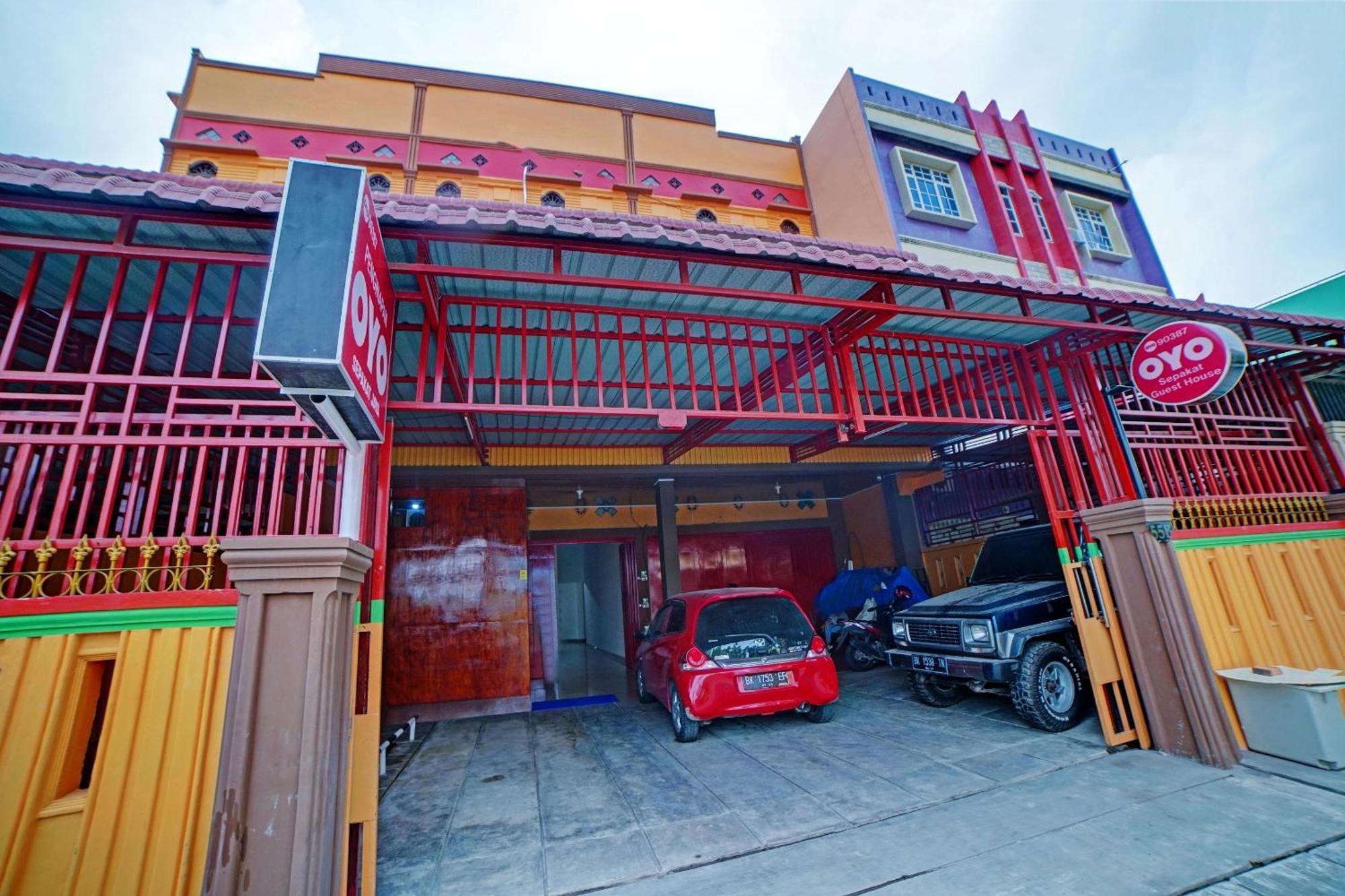 Oyo 90387 Sepakat Guest House Medan Exterior foto
