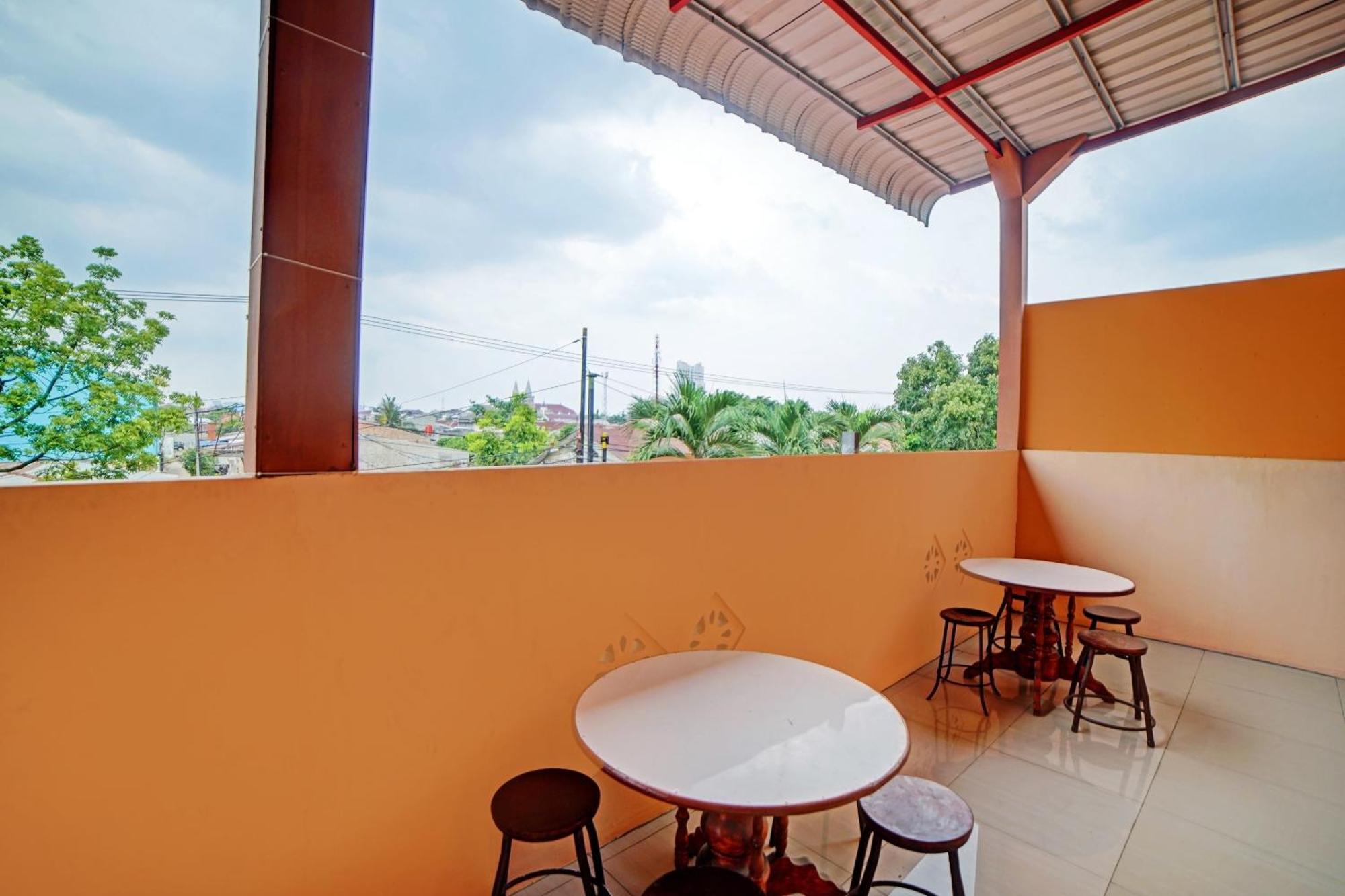 Oyo 90387 Sepakat Guest House Medan Exterior foto